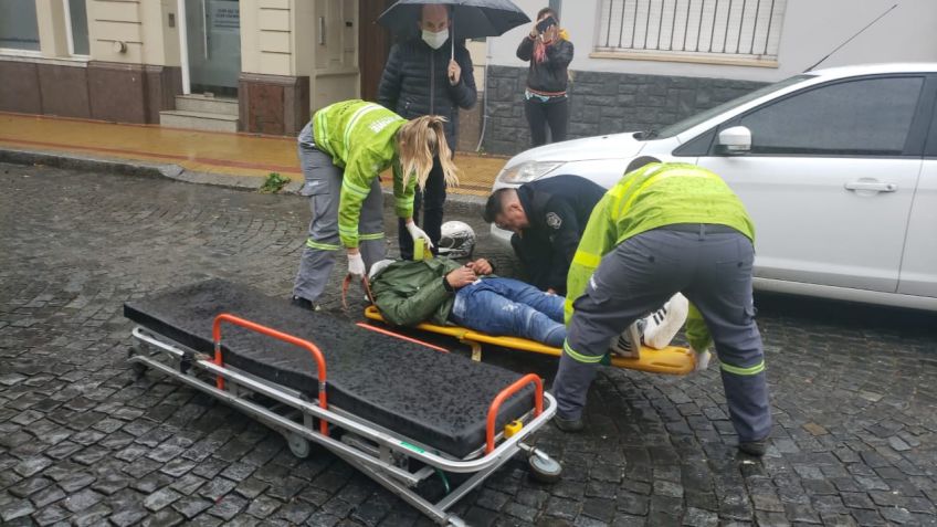 Motociclista herido tras patinar y chocar con una camioneta