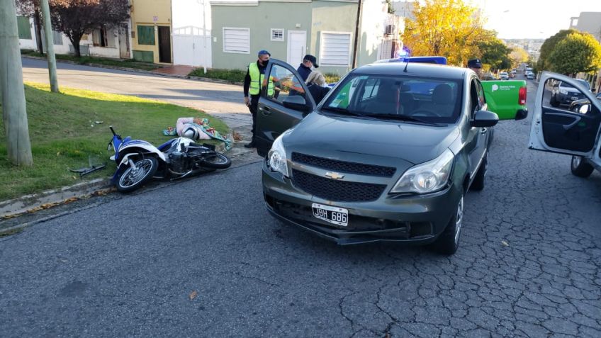 Motociclista herida tras colisionar con un auto