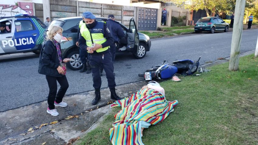 Motociclista herida tras colisionar con un auto