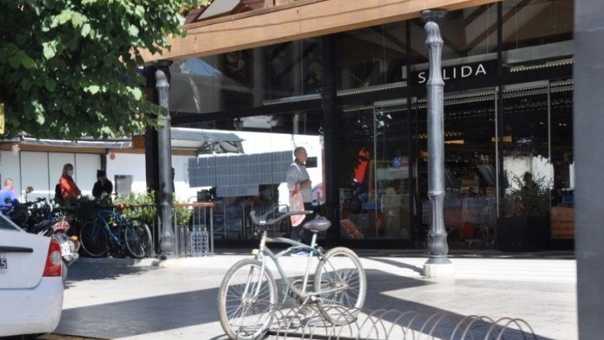 Autorizan a padres de chicos de hasta 12 años a salir con ellos para hacer las compras
