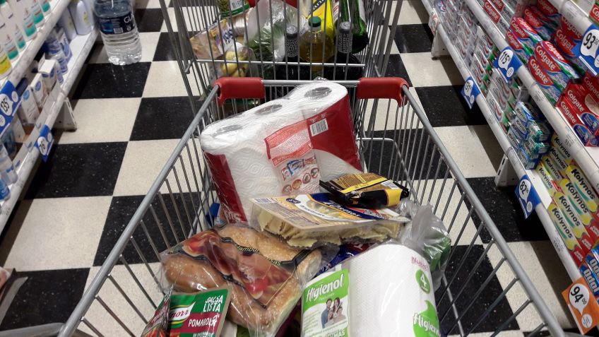 Autorizan a padres de chicos de hasta 12 años a salir con ellos para hacer las compras