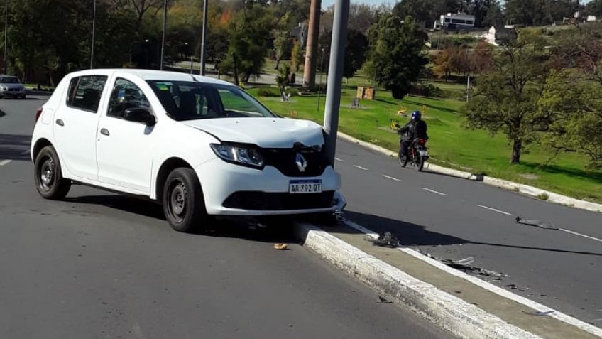 Automóvil colisionó con un poste de luz