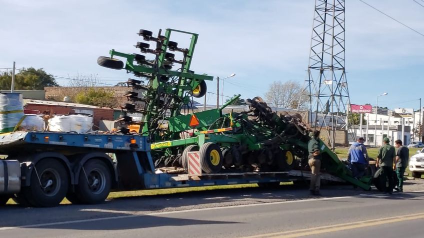 Camión con maquina agrícola chocó con un puente de la 226