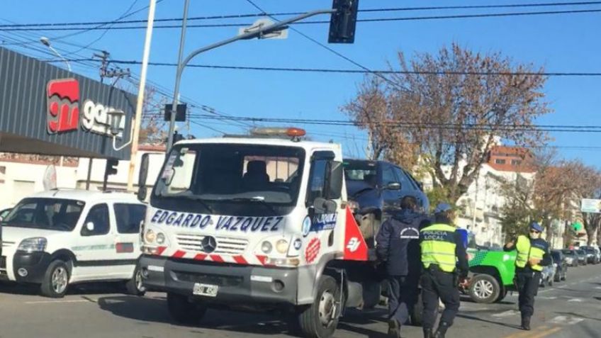 Auto y camioneta chocaron en Marconi y Roca, otra esquina con semáforo