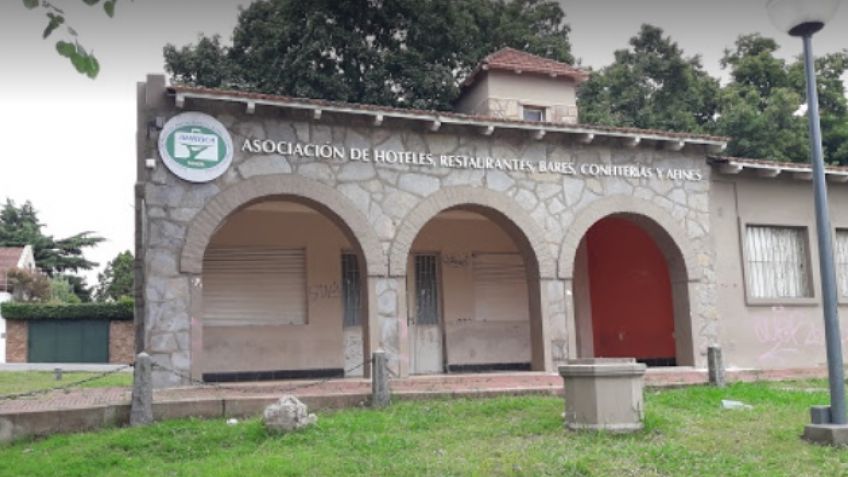 Hoteles "al borde de la quiebra" y restaurantes "a pasos de su cierre"