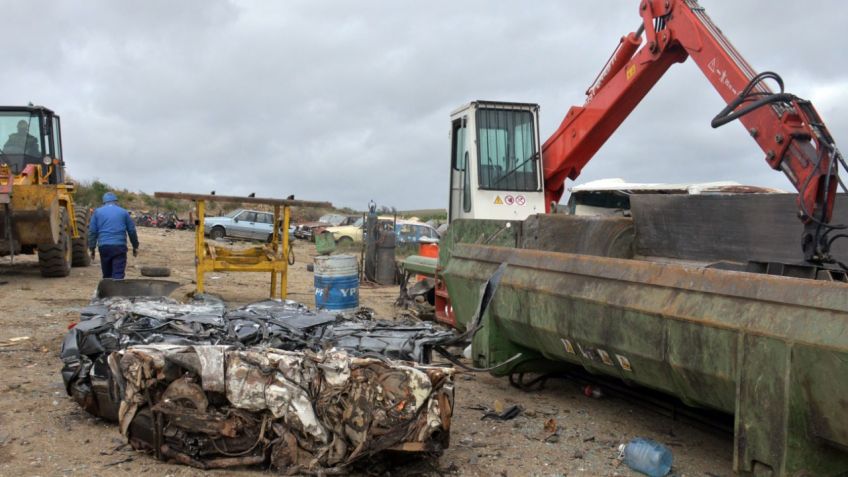 Comenzó la descontaminación y compactación de vehículos y chatarra