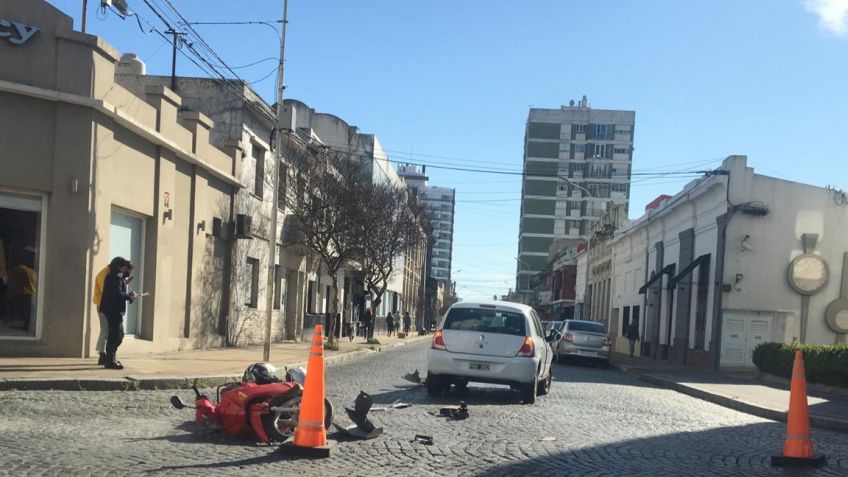 Una mujer herida tras choque entre auto y moto