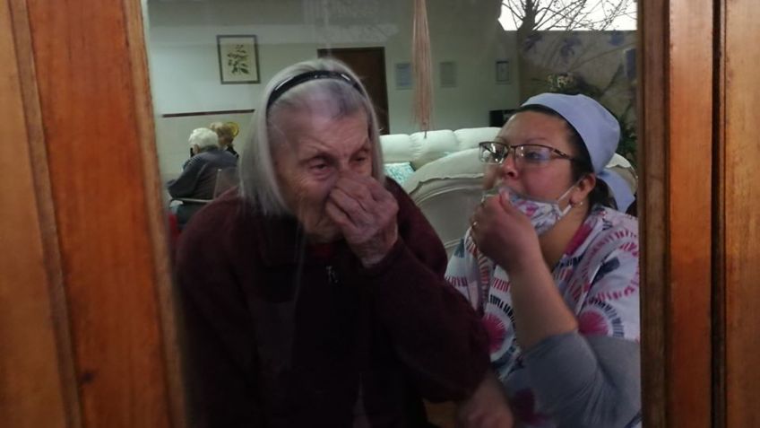 Rompieron el dispositivo para abrazar a los abuelos