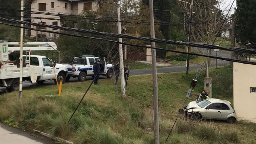Automovilista chocó con un poste y una vivienda