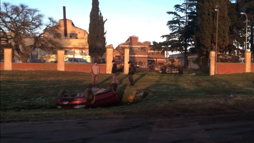 Automóvil volcó y cayó a una zanja en la 226