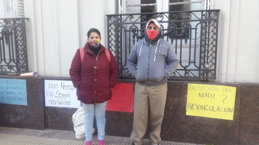 Se encadenaron al Juzgado de Familia porque "no tenemos noticias de nuestros hijos"