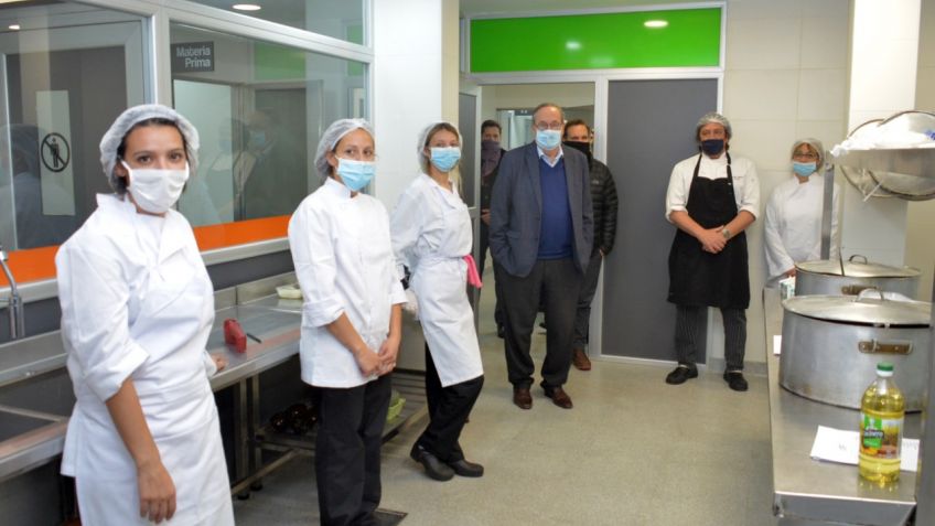 Miguel Lunghi en la inauguración de la nueva cocina del Hospital Santamarina.