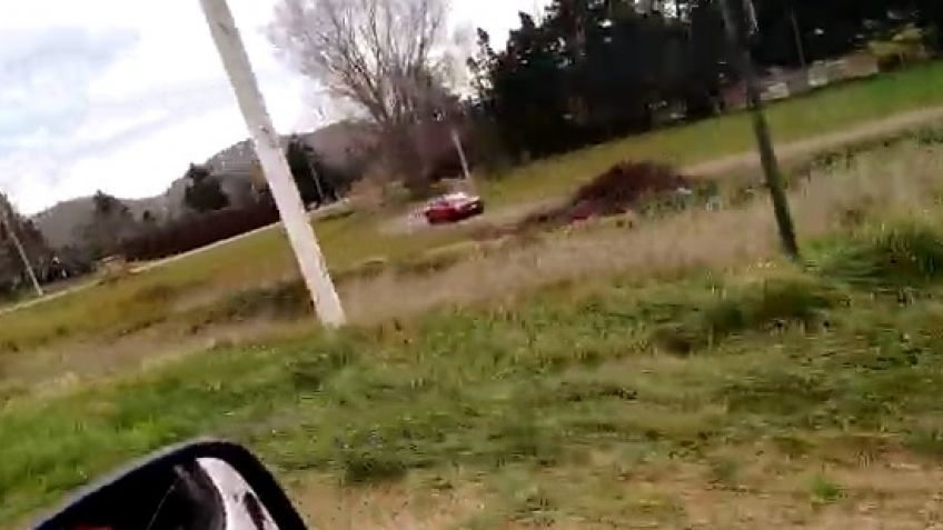 Vecino filmó cómo entran y salen autos por el cruce El Gallo