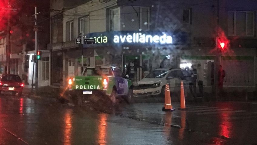 Fuerte choque entre un patrullero y un auto