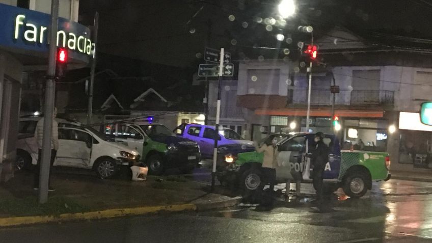 Fuerte choque entre un patrullero y un auto