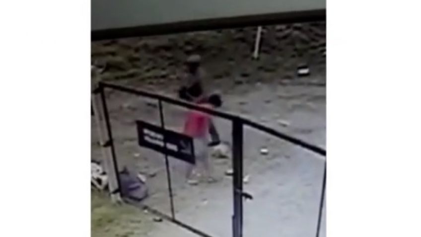Video: así dejan residuos fuera de horario en el Punto Limpio
