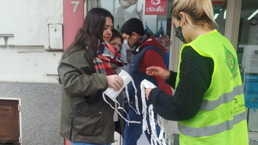 Operativos policiales, restricciones en paseos públicos y repartida de barbijos 