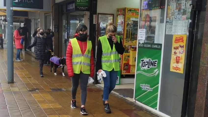 Operativos policiales, restricciones en paseos públicos y repartida de barbijos 