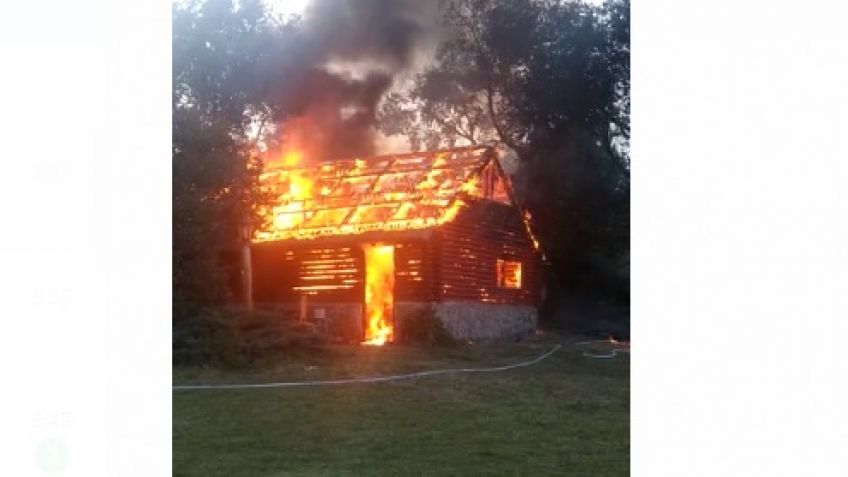 Impactante incendio provocó pérdidas totales en una cabaña
