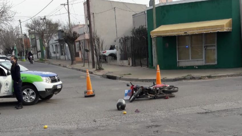 Mujer resultó con politraumatismos tras chocar con su moto
