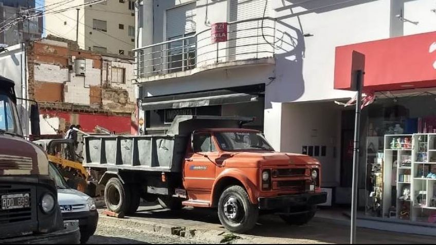 Comerciantes se quejan por camión estacionado en la vereda