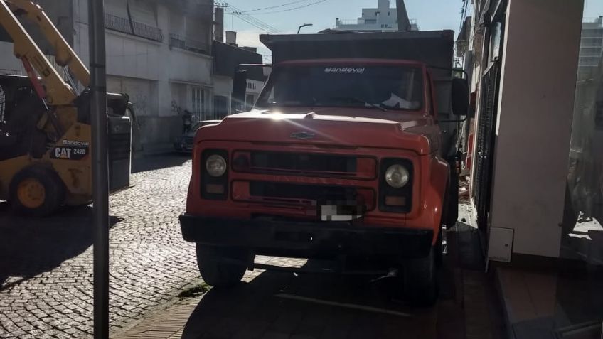 Comerciantes se quejan por camión estacionado en la vereda