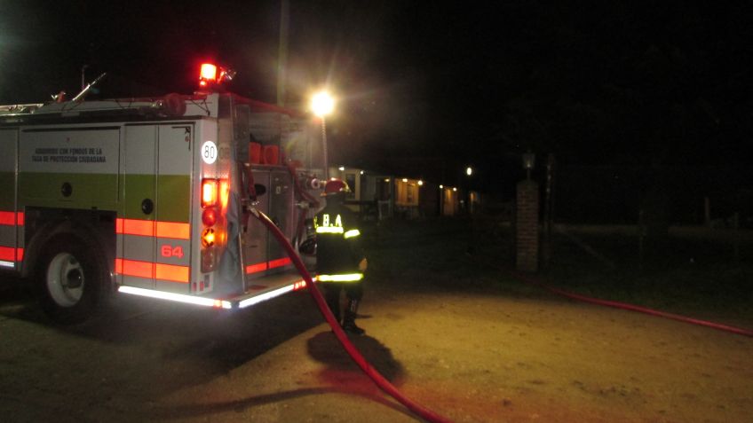 Un incendio afectó por completo la habitación de un hotel