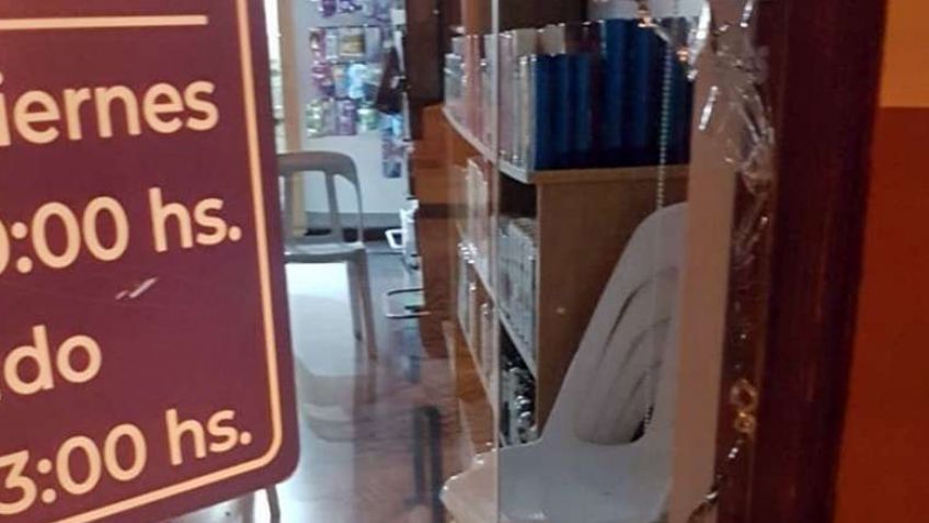 Rompieron la puerta de ingreso a la Farmacia AMEMT 3