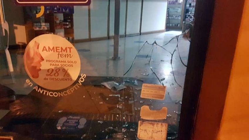 Rompieron la puerta de ingreso a la Farmacia AMEMT 3