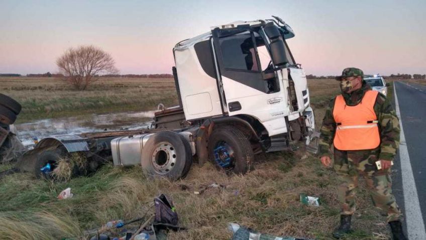 Camionero tandilense volcó a pocos kilómetros de Olavarría