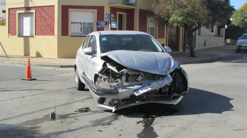 Duro choque entre auto y camioneta: sin heridos