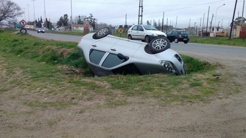 Automóvil cayó en una zanja en la 226