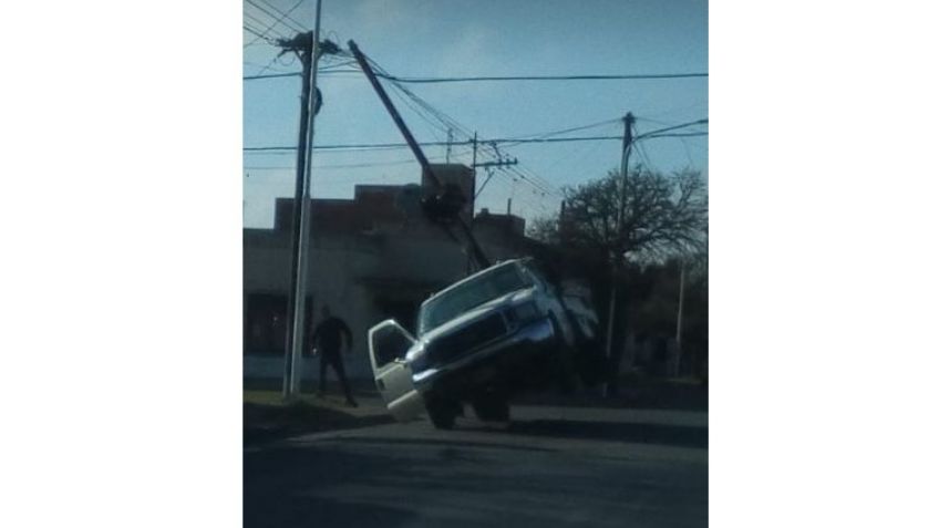 Camión quedó enganchado entre cables de luz