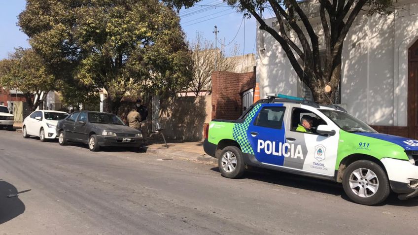 Móvil policial en Alsina al 1400.