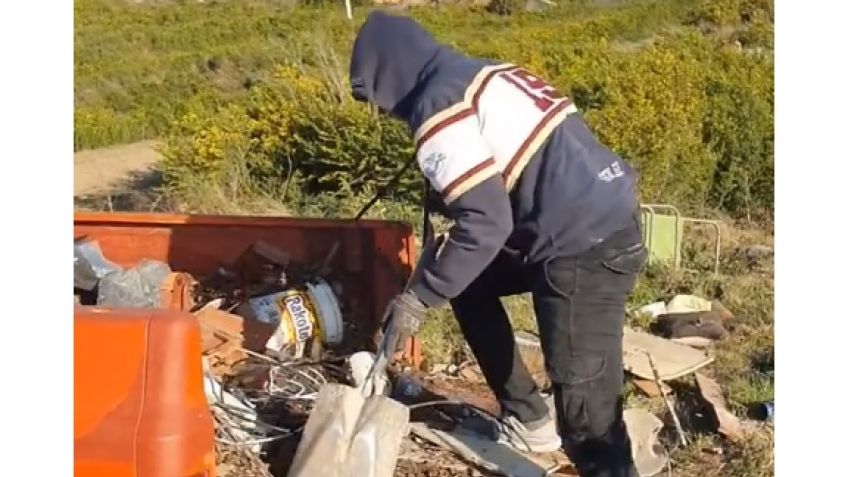 Filmaron a vecinos tirando basura en la vía pública