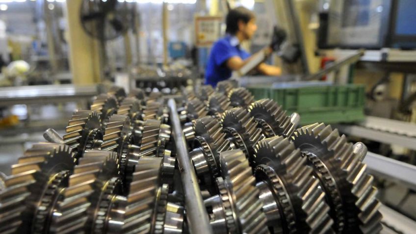 La actividad industrial bajó 2.2% interanual en julio y creció 8.4% mensual