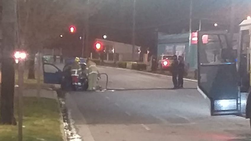 Se incendió un vehículo en la vía pública