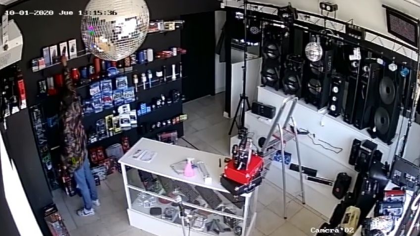 Entraron a robar a un comercio y quedaron filmados
