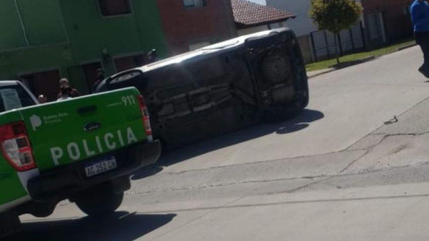 Choque y vuelco en calle Colombia