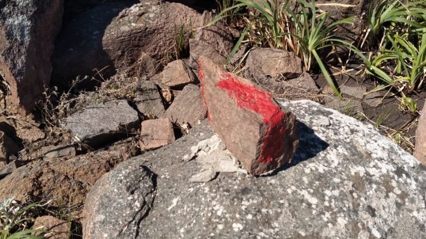 Para demarcar un circuito, pintaron piedras en las sierras