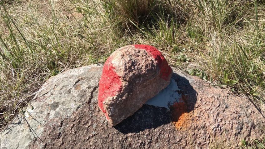 Para demarcar un circuito, pintaron piedras en las sierras