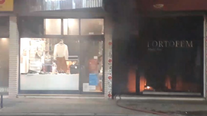 Bomberos rescataron a una mujer tras incendio en un local