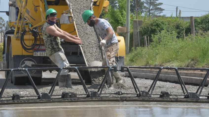 Comenzó la pavimentación de cuatro cuadras en Casacuberta y avanzan nuevos proyectos