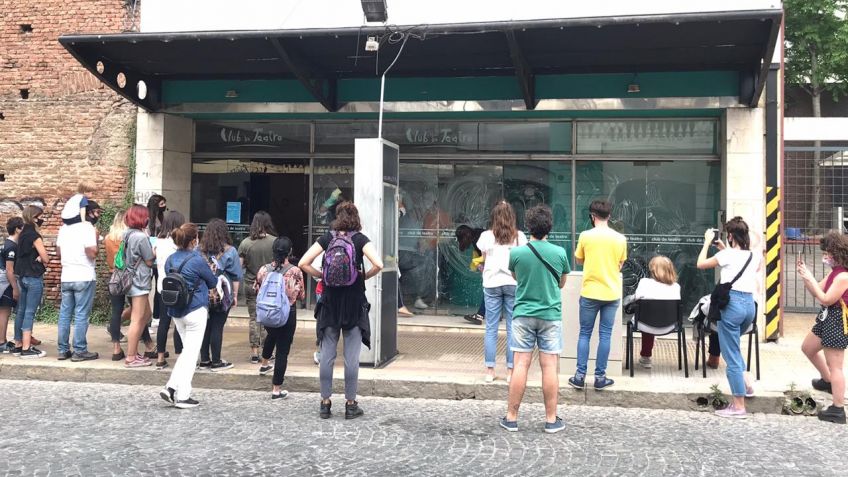 Se realizó una "Suelta Teatral" pidiendo la apertura de las salas