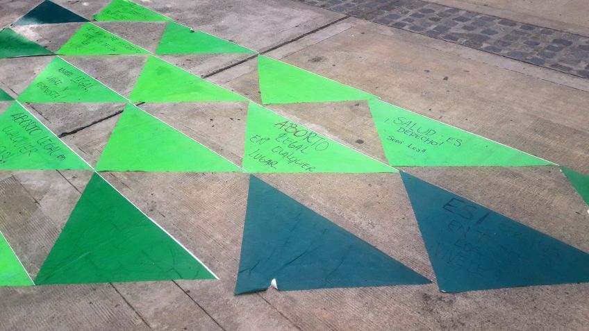Se pintaron pañuelos verdes a favor de la legalización del aborto