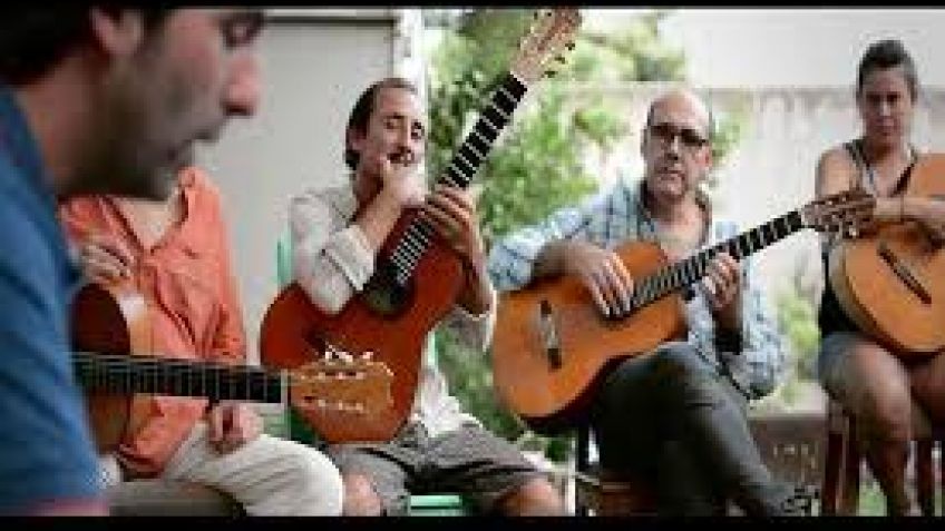 Abrazo de guitarra a la gorra para colaborar con los artistas afectados por la pandemia
