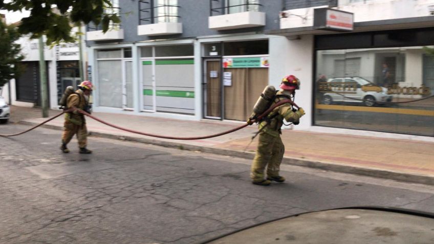 Quema de pastos provocó principio de incendio en casa vecina