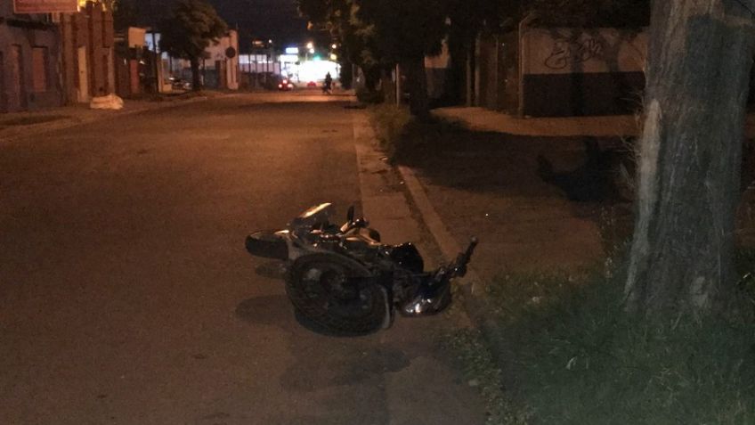 Murió un motociclista tras chocar contra un árbol