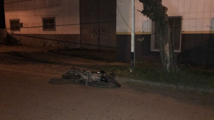 Murió un motociclista tras chocar contra un árbol