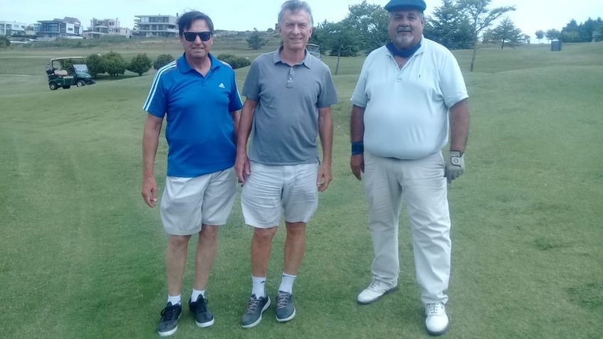 Hugo Scaminaci, Mauricio Macri y Ramiro Cobo en el Valle, en un alto de la actividad golfística.